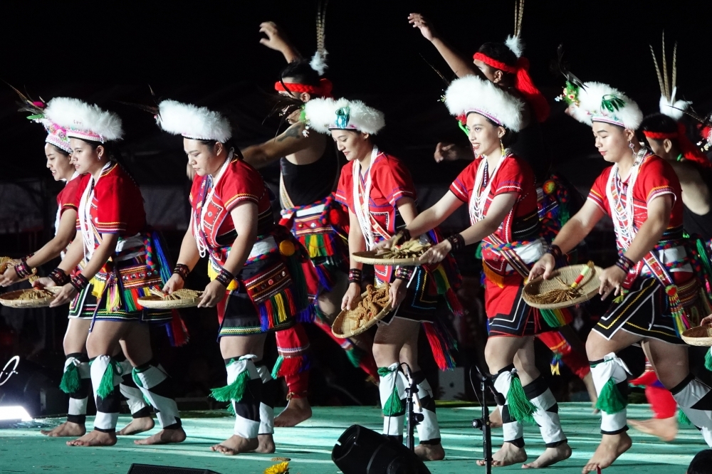 2021花蓮縣原住民族聯合豐年節，11月19至21日在縣立體育場旁大草坪舉行，在原民音樂熱情氣氛下，千人共舞歡度三個難忘夜晚。（王侑聖攝）