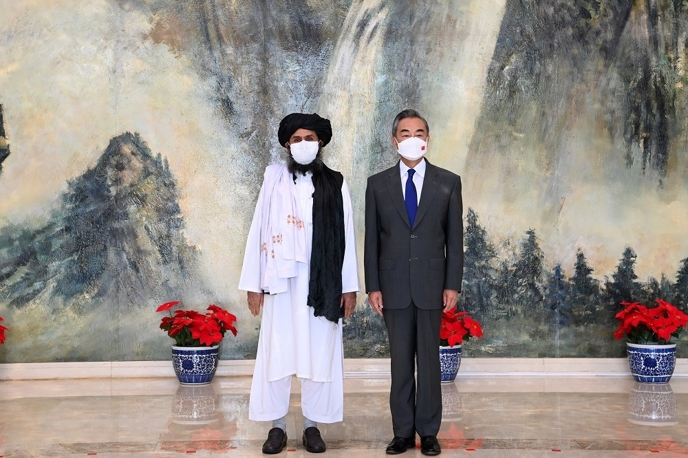 中國外交部長王毅7月28日在天津高調會見阿富汗神學士政治首腦巴拉達爾。（湯森路透）