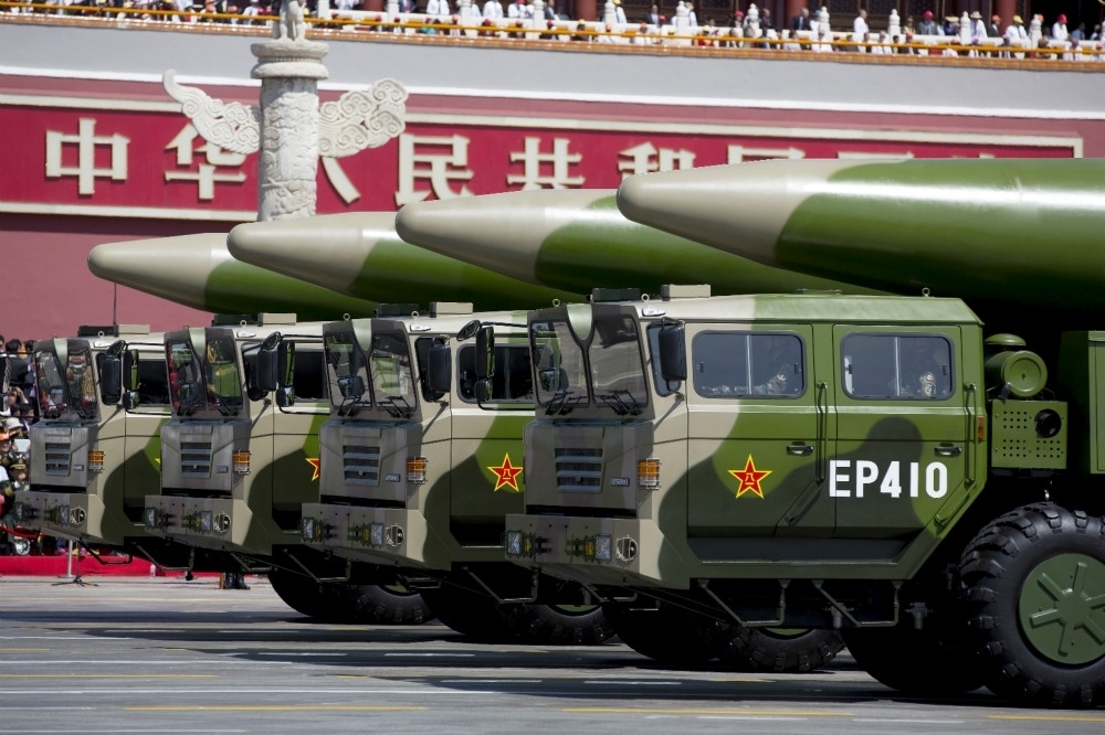 2015年北京天安門閱兵儀式上展示的東風26型飛彈。（湯森路透）