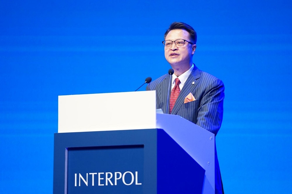 「國際刑警組織」（INTERPOL）大會，在國際人權團體反對聲浪中，中國公安部國際合作局副局長胡彬郴，為中國贏得執委會席次。（取自INTERPOL推特）