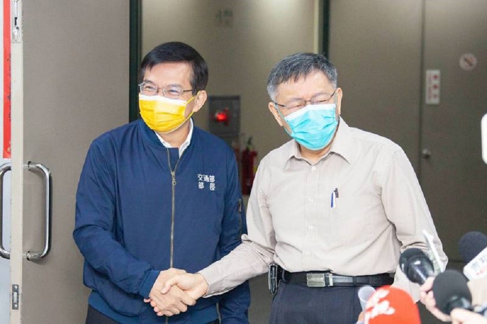 交通部長王國材（左）與台北市長柯文哲（右），26日針對基隆捷運進行會談，雙方達成共識「破冰」。（台北市政府提供）