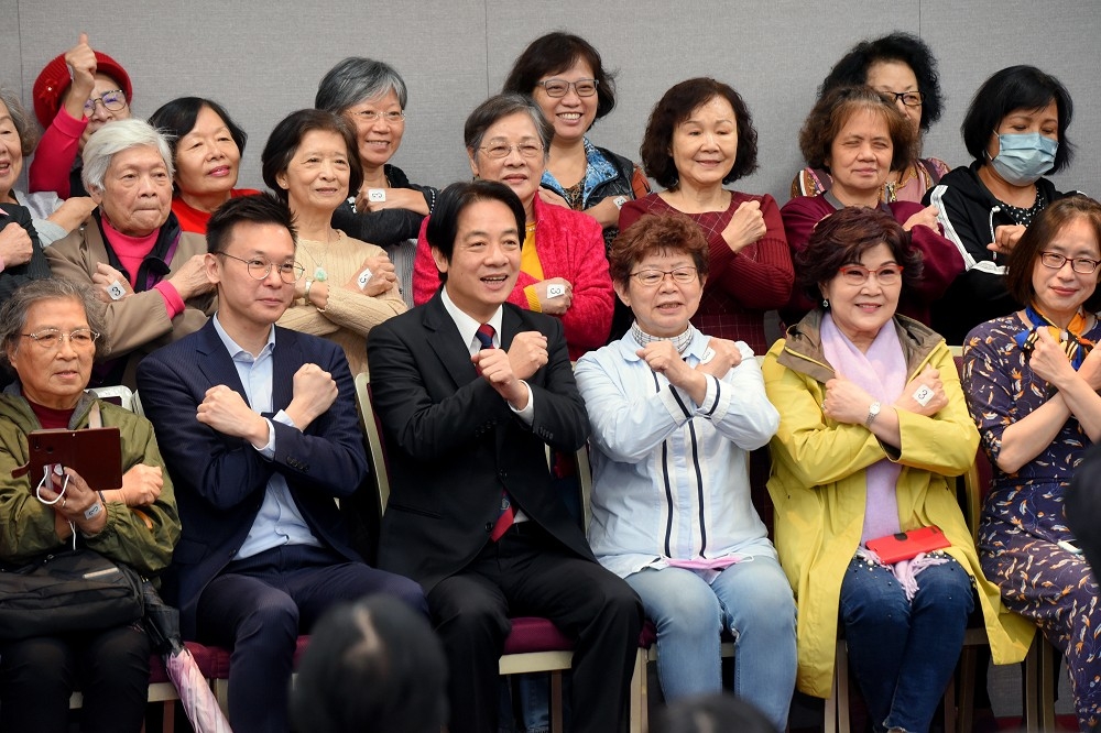副總統賴清德（左3）、民進黨副秘書長林飛帆（左2）等人28日現身民進黨婦女部宣達公投資訊。（張哲偉攝）