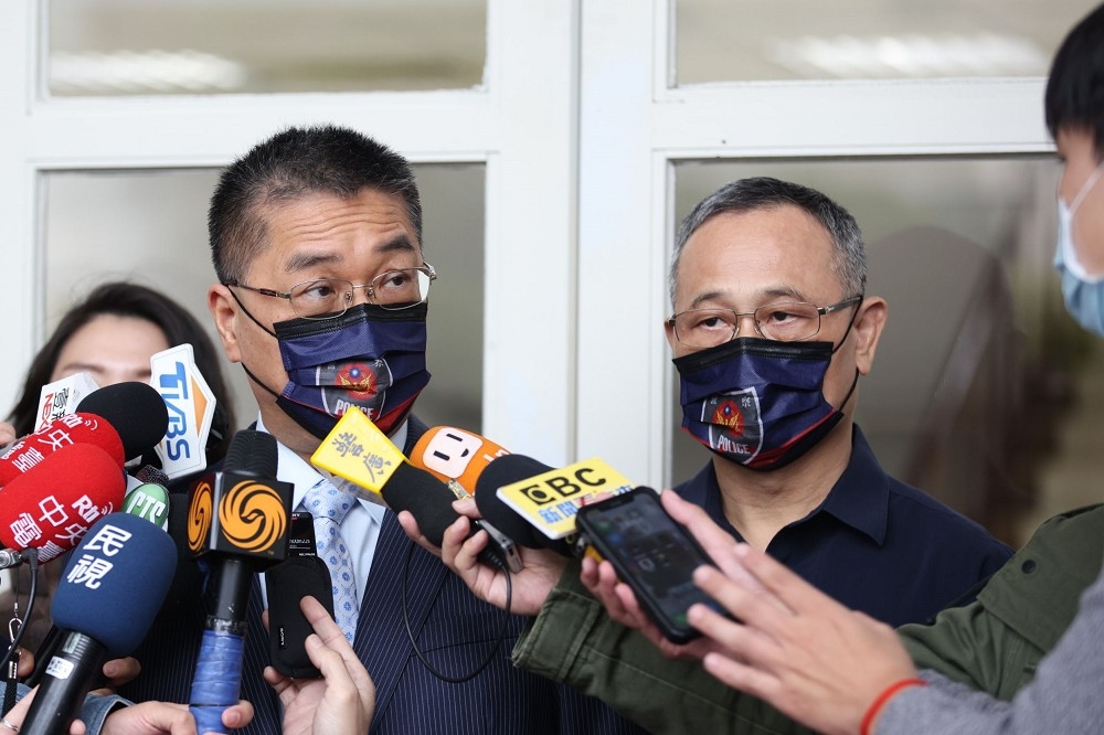 內政部長徐國勇（左）26日出席活動時會後接受媒體聯防，對自己被戲稱為「行政院三寶」言論做出反擊。（陳愷巨攝）