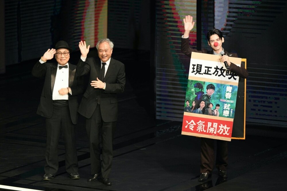 李安（中）、黃建業（左）與主持人林伯宏昨晚在金馬獎舞台上同框的逗趣畫面。（金馬執委會提供）
