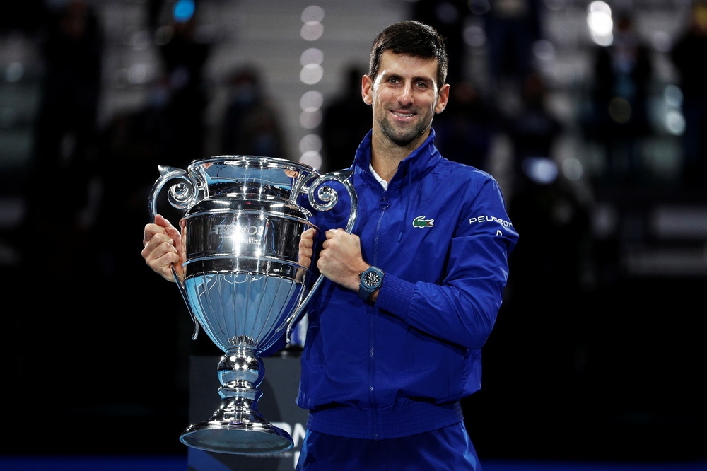 高舉2021年ATP年終賽冠軍獎盃的球王喬科維奇。（湯森路透）