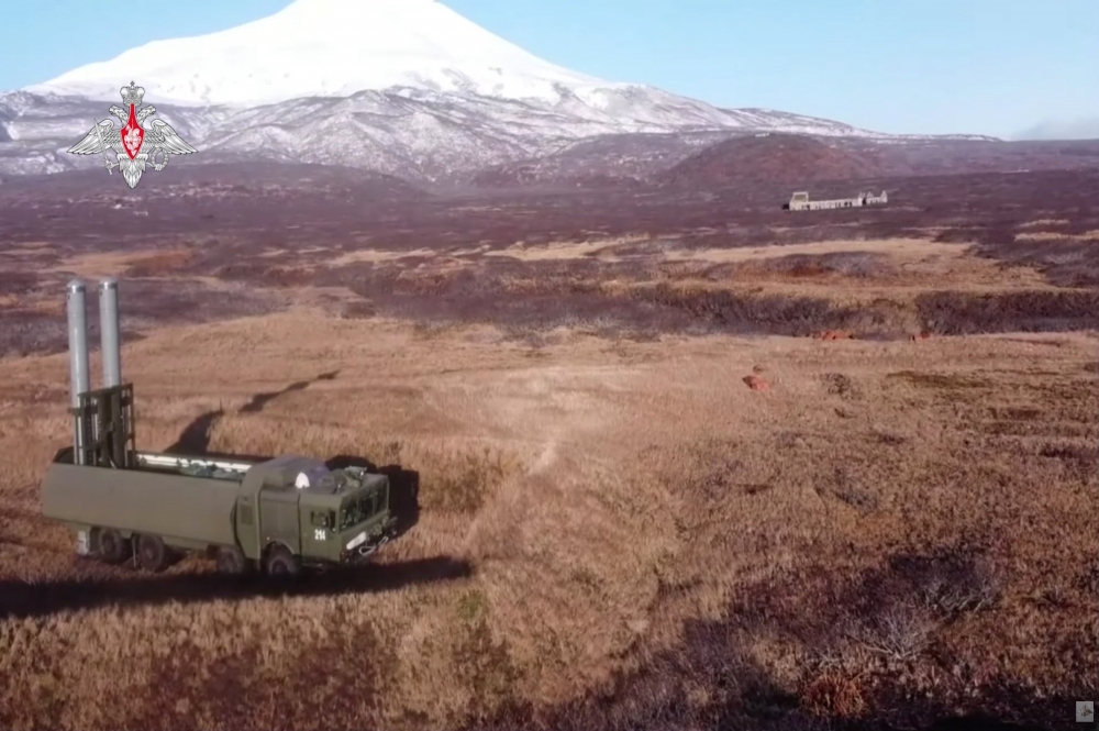 俄羅斯在南千島群島軍演，大型飛彈運輸車從兩棲登陸艦上岸，並沿著火山島嶼的海岸行駛。（湯森路透）
