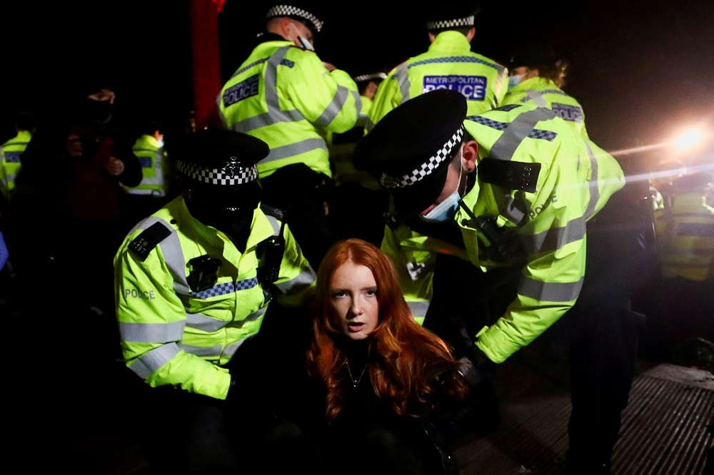 英國女子遭警方殺害，引發民眾不滿，上街抗議。（湯森路透）