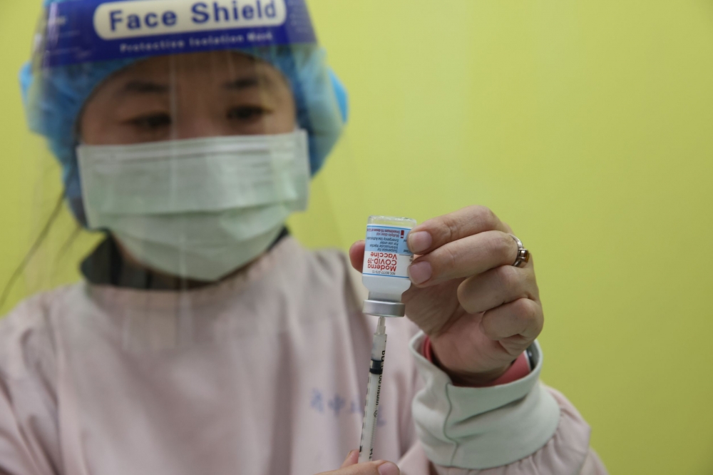 國內莫德納疫苗打氣低迷，為衝擊打氣，只要在台北車站西側迴廊的「疫苗隨打站」施打疫苗，均可得到100元全聯禮券。（陳愷巨攝）