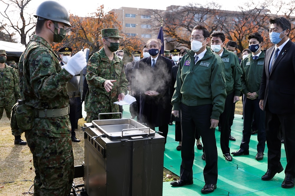 日本首相岸田文雄11月27日視察日本陸上自衛隊。（湯森路透）
