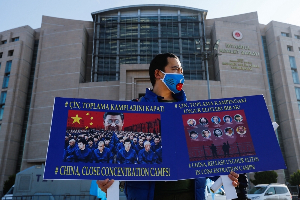 多名土耳其民眾4日在伊斯坦堡法院前抗議中國在新疆的種族滅絕暴行。（湯森路透）