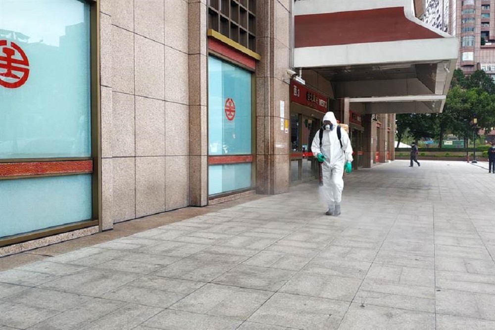 桃機女保全去年曾到過台北車站用餐足跡，北市環保局中午派員在車站外圍進行清消。（北市環保局提供）