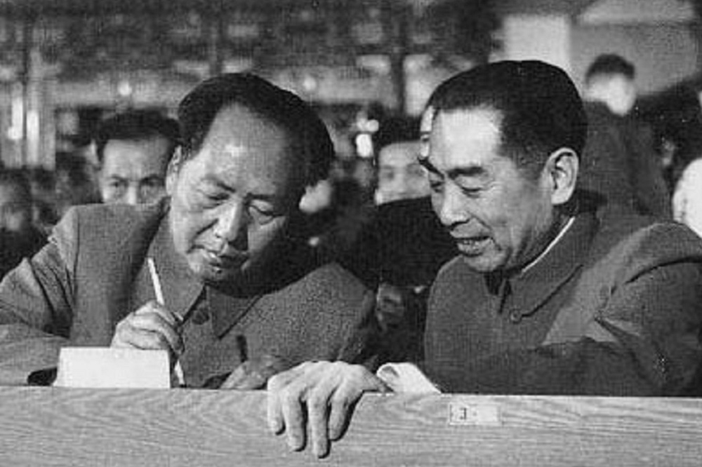 第一屆全國人民代表大會全票通過憲法，此圖為毛澤東（左），周恩來（右）等人大代表寫票情景。（維基百科）