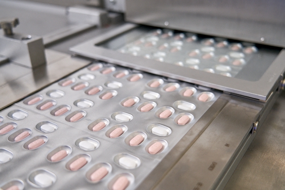 今天傳出衛福部已與生產新冠口服藥的輝瑞藥廠簽約，採購逾萬人份的口服藥，首批將在3月來台。（湯森路透）