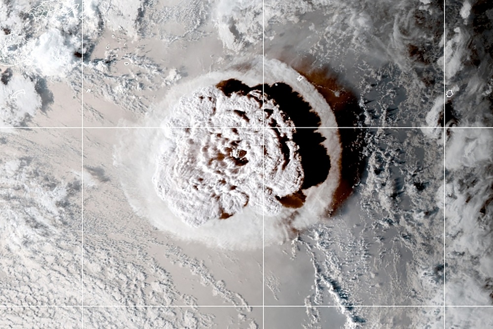 海底火山爆發時的衛星圖像。（湯森路透）
