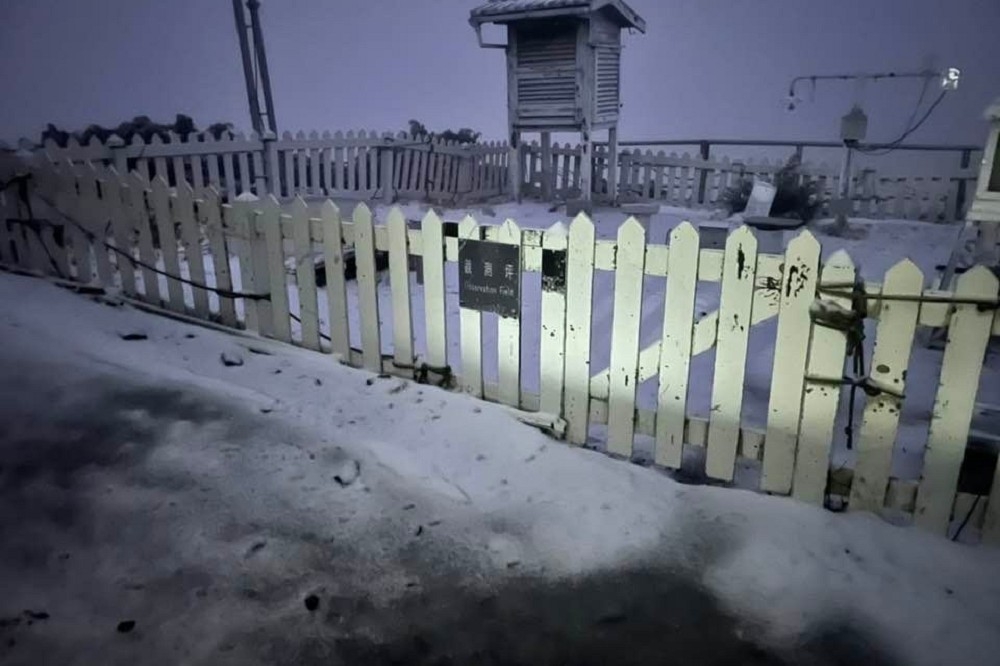 玉山18日清晨雨夾雪，目前積雪1公分。（取自鄭明典臉書）