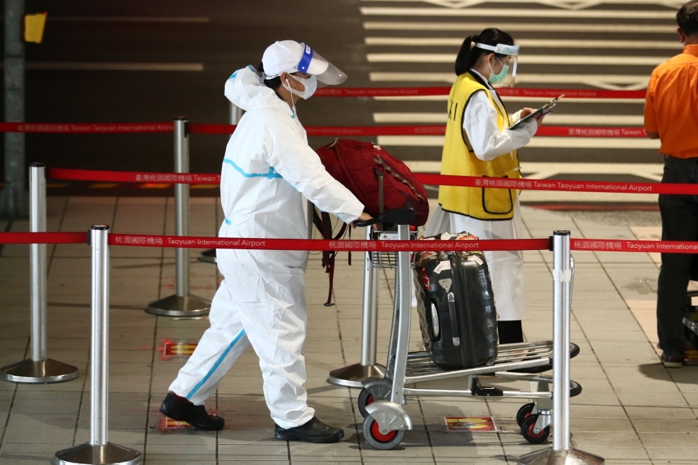 桃園機場21日早上來了5架長程航班入境，有7人篩出確診。（王侑聖攝）