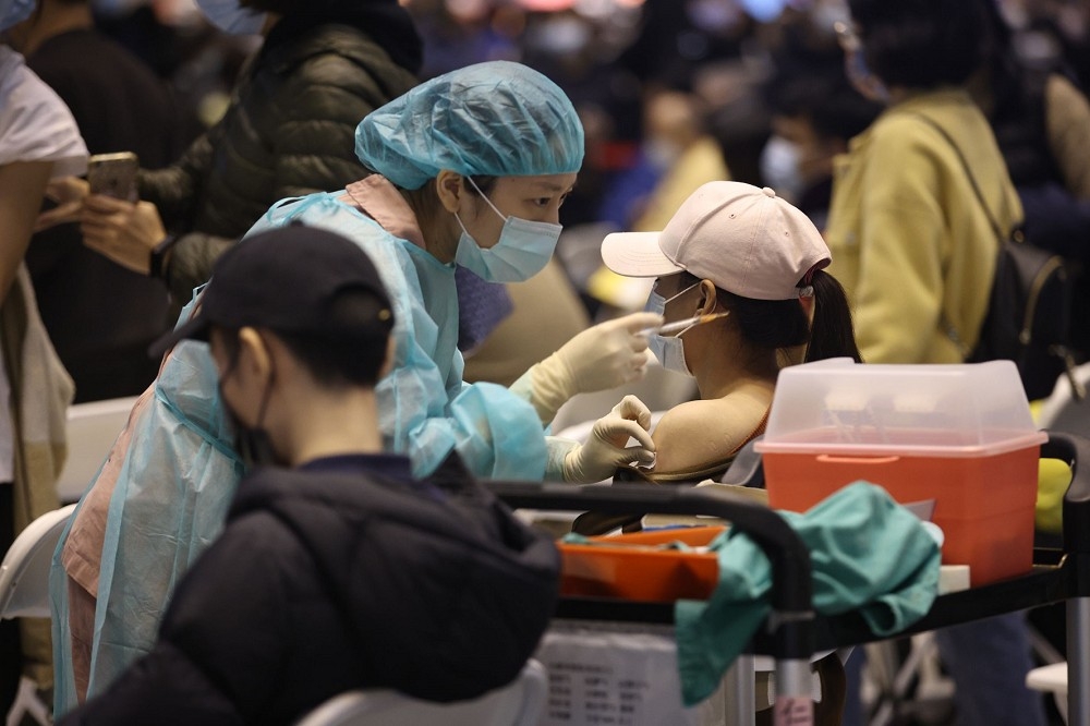 本土疫情升溫，民眾施打第3劑疫苗也更踴躍。圖為台北車站疫接種站。（陳愷巨攝）