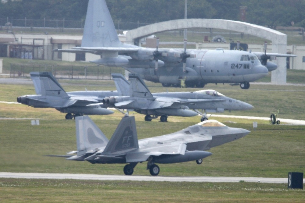 沖繩也有美國陸軍與海軍的部份設施，但最多的還是美國空軍與海軍陸戰隊。空軍使用的嘉手納空軍基地，是西太平洋地區最大的軍用機場。圖為一架美國空軍的 F-22 猛禽戰鬥機在嘉手納美國空軍基地降落後滑行。（湯森路透）