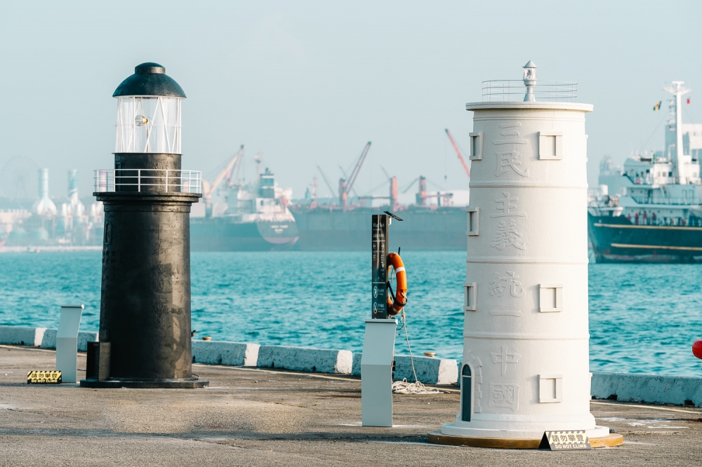 在台灣燈會愛河灣主場，有30座復刻台灣各地的燈塔們佇立在高雄港海邊。（高雄市政府提供）