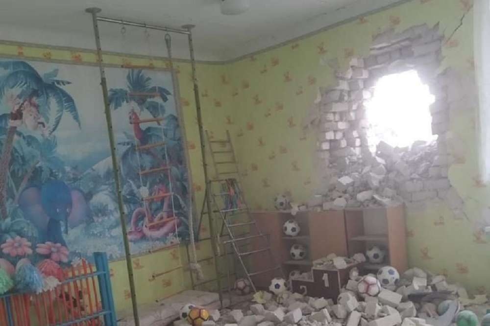 烏克蘭幼稚園遭到叛軍炸彈攻擊，教室牆上被炸開一個洞。 （烏克蘭大使館）