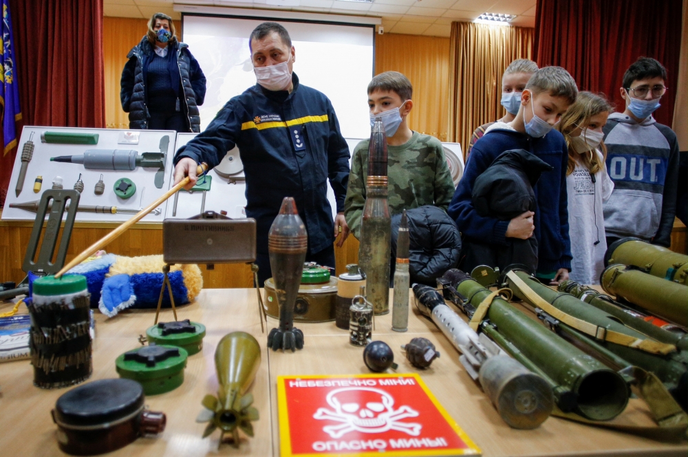 烏克蘭當地曾因炸彈惡作劇，緊急開課教導學生如何辨認炸彈，如今全民自製武器抵抗俄軍。（湯森路透）