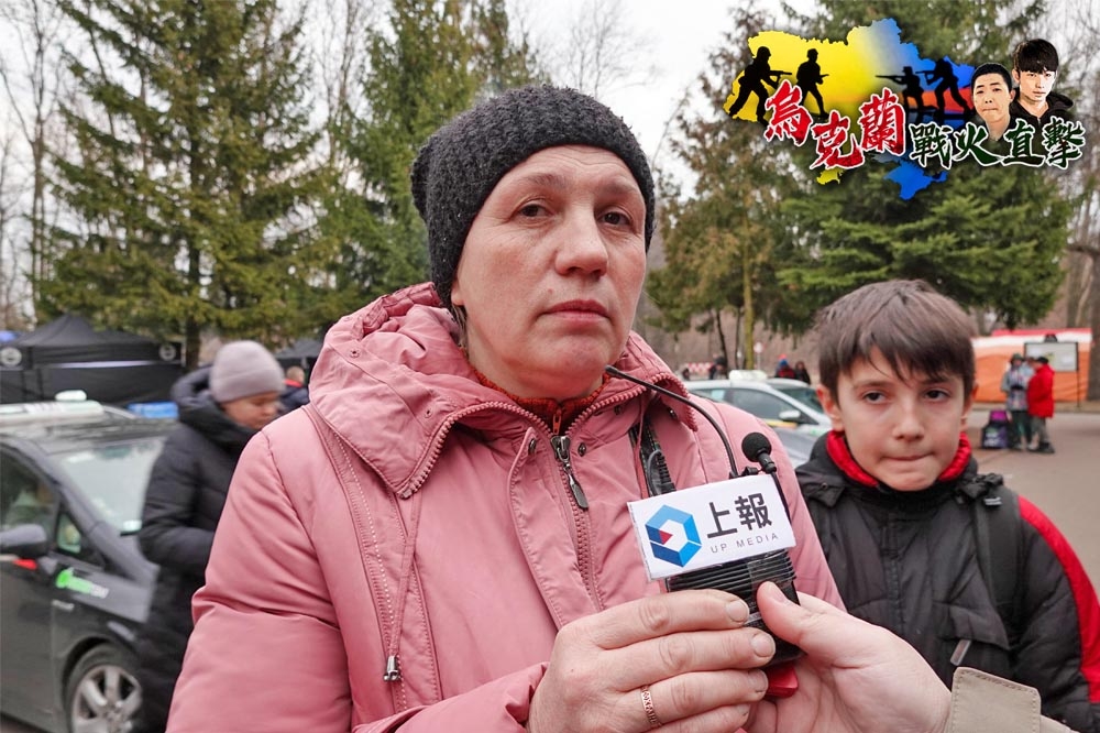 在 Chelm 收容點外等待巴士發車的烏克蘭難民 Swetlana。（沈粲家攝）