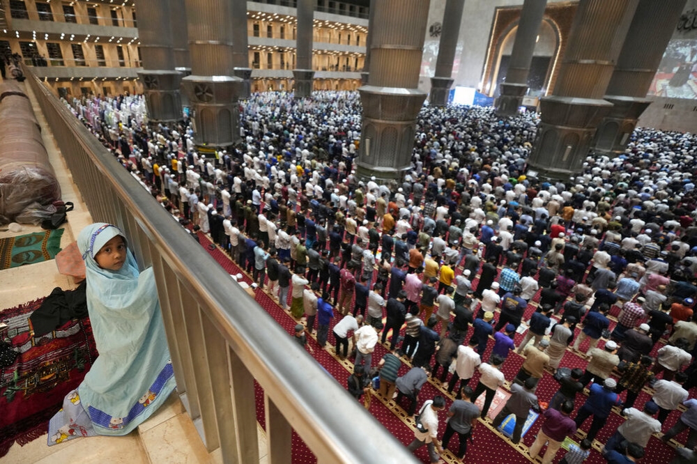 印尼政府重新允許穆斯林在齋戒月進入清真寺禮拜。（美聯社）