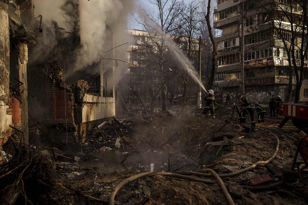 基輔各地慘遭俄軍轟炸，焦土一片。（美聯社）