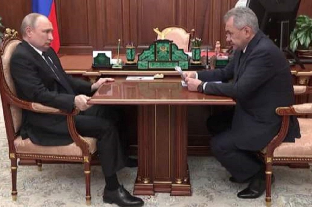 俄羅斯總統普丁（左）聽取防長蕭依古的戰情報告。（取自BBC）