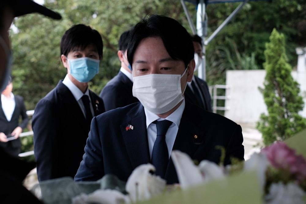 日本自民黨青年局訪團昨前往悼念前總統李登輝，今天傳出有成員確診。（日本台灣交流協會提供）