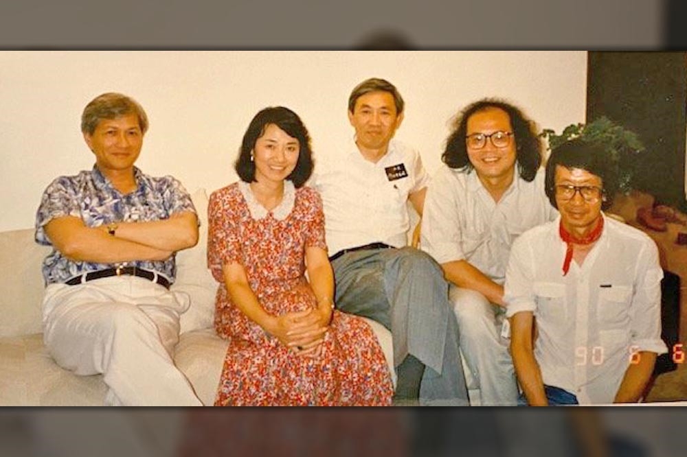 1990年在友人家中，右起：張北海、岑建勳、張信剛、周敏民（張信剛太太）與作者。（圖片由作者提供）