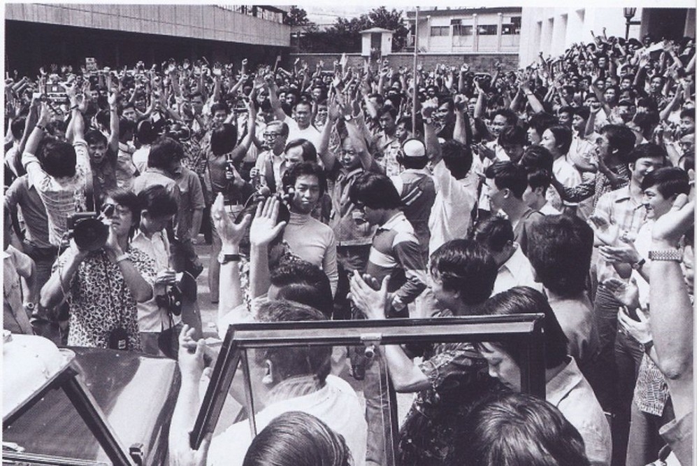 1977 年 10 月 28 日逾 2,000 名警察遊行到警署總部，抗議廉政公署針對警察。（圖片由作者提供）