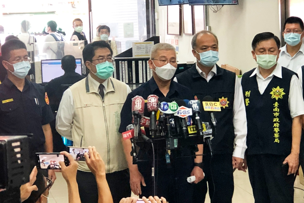 台南市警察局長方仰寧（中）與台南市長黃偉哲（左2）稍早召開記者會，說明案發過程。（翻攝畫面）