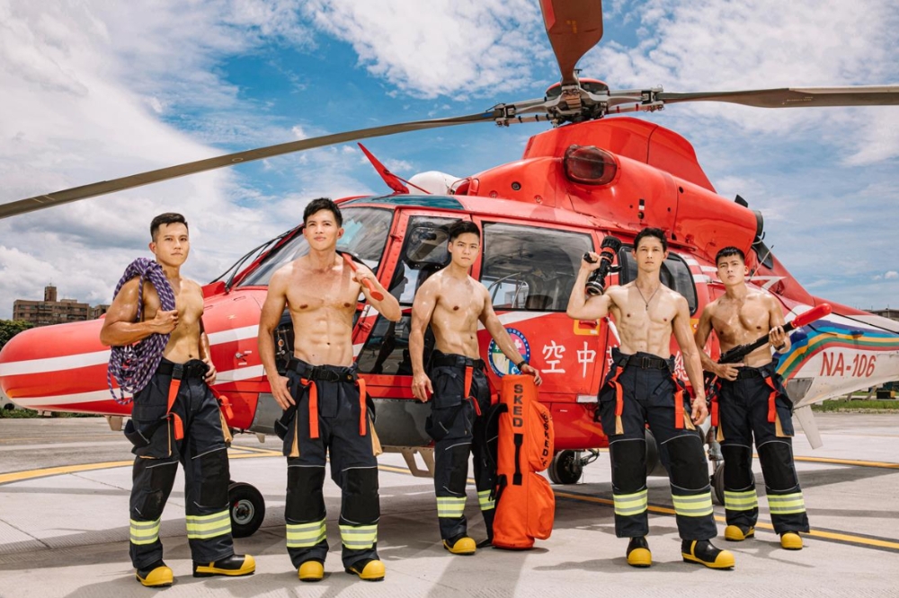 2023新北市消防月曆共找來17名身材健美的男女消防員參與拍攝。（取自新北市消防形象月曆官網）