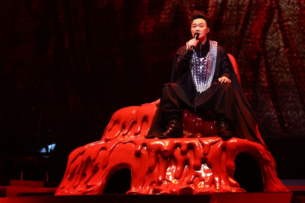 陳奕迅在香港紅館開唱，演唱會日期強碰世足賽，門票仍銷售一空。（ESL Limited提供）