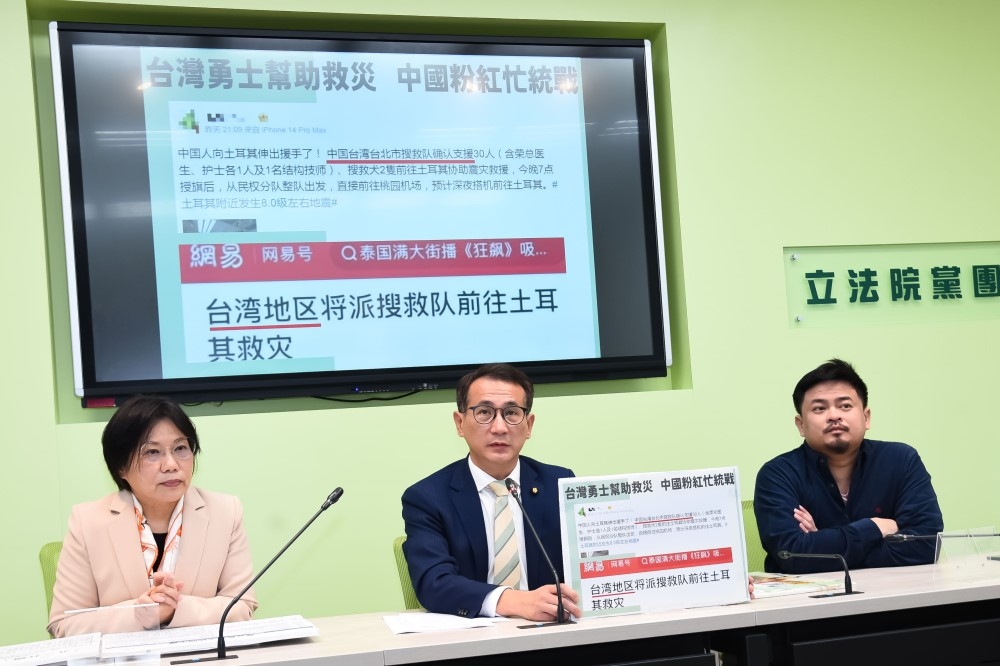 民進黨團今召開輿情記者會，呼籲國民黨應維護中華民國主權、台灣尊嚴。（楊約翰攝）