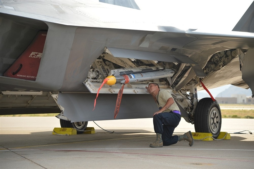 美國空軍現役最強戰機F-22猛禽戰鬥機，搭載最新一代AIM-9X響尾蛇飛彈。（取自美國空軍網站）