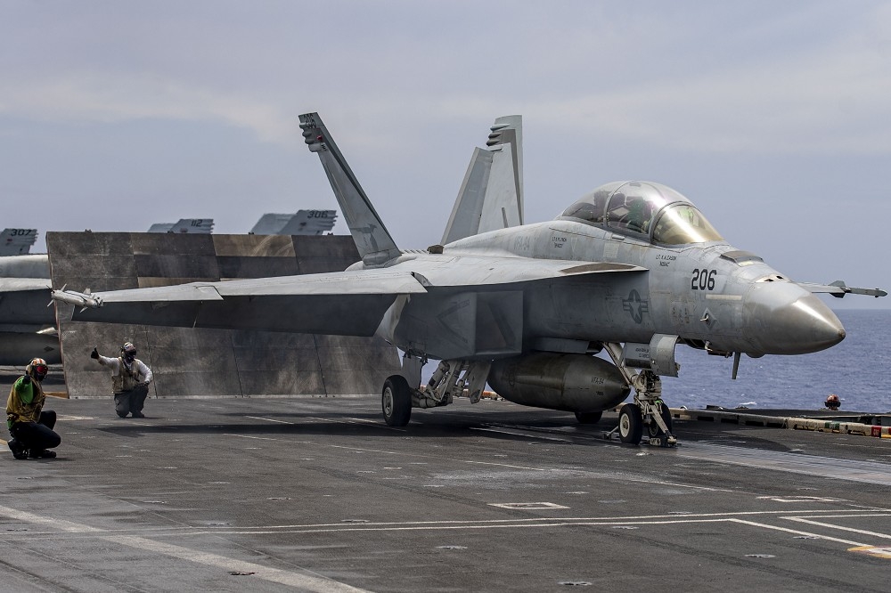 專家表示美方正重新串聯第一島鏈防禦，嚇阻中國軍事擴張，圖為美軍「尼米茲號」（CVN 68）航艦上的F/A-18F戰機，正準備起飛，於菲律賓海海域執行任務（取自美國海軍網站）