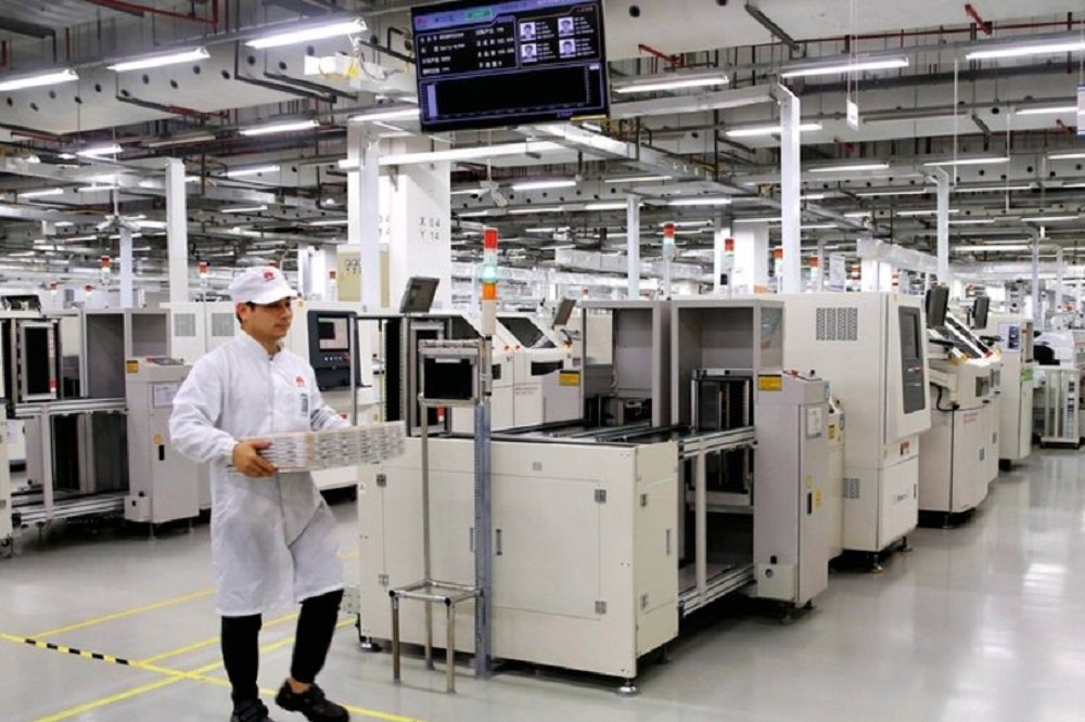 外媒發現台灣廠商涉入中國晶片產線打造與運作，圖為華為在廣東東莞的產線。（美聯社）