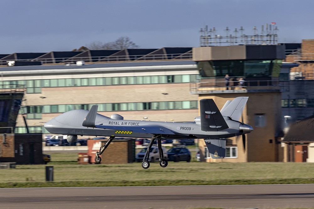 英國空軍首架「捍衛者」無人機，16日順利完成首次飛行測試。（取自英國皇家空軍網站）