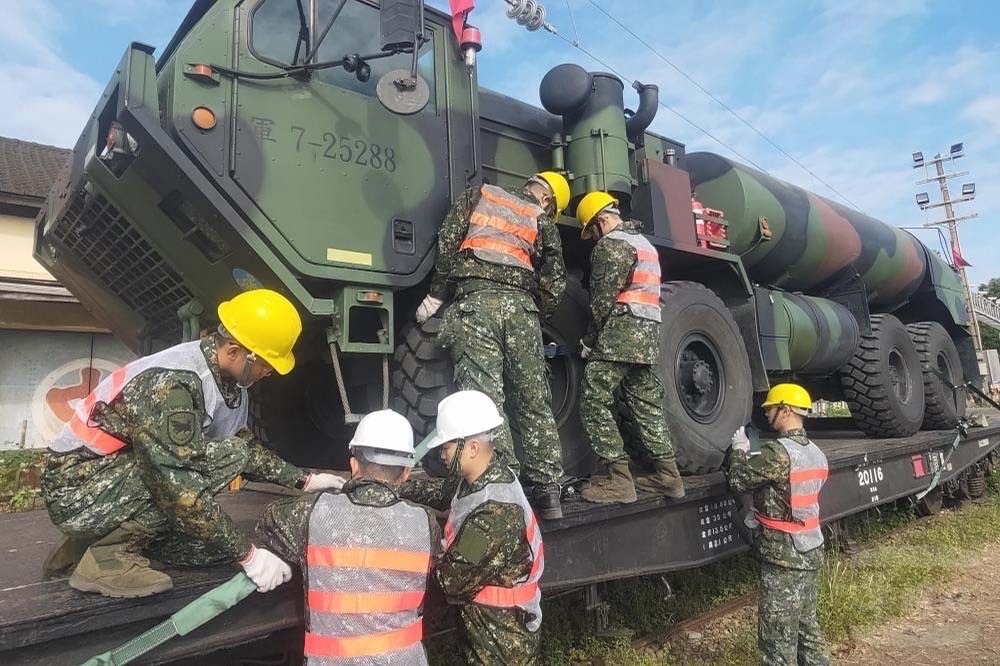 陸軍五支部補油庫及36化學兵群煙幕營日前實施戰術車輛「鐵運裝載作業」，M978重型油罐車也在運輸清單中。（軍聞社）