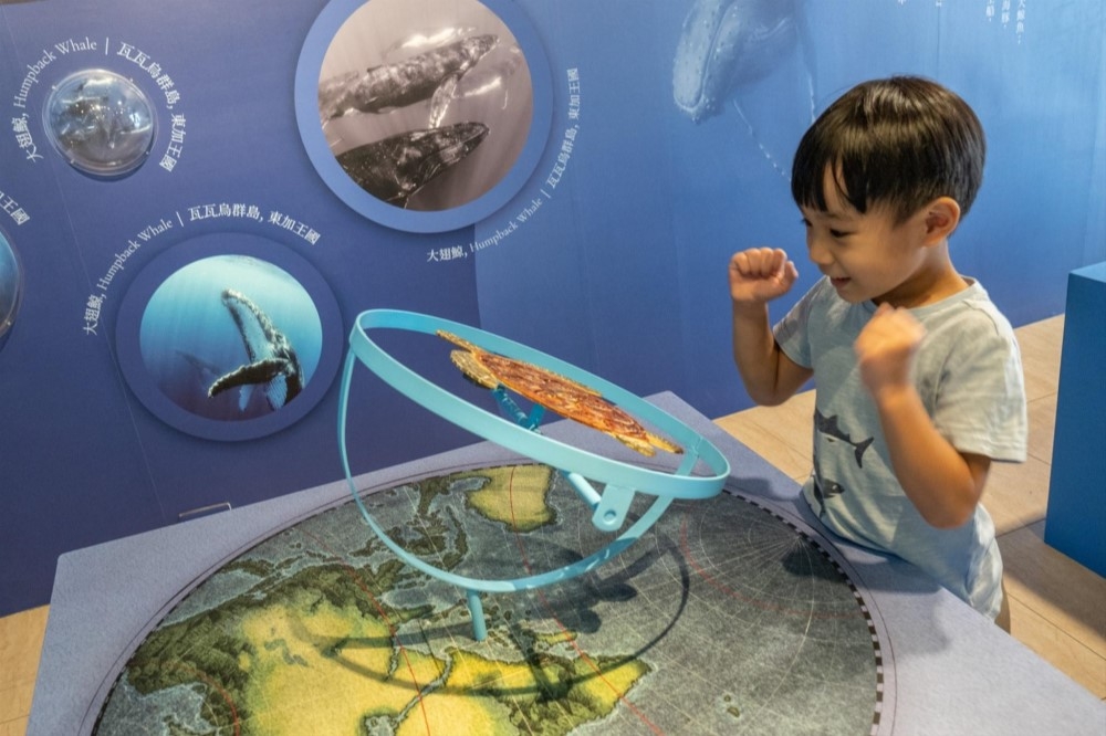 「小阿法 α 大未來」展開孩子對海洋環境的豐富想像。（取自高雄美術館官網）