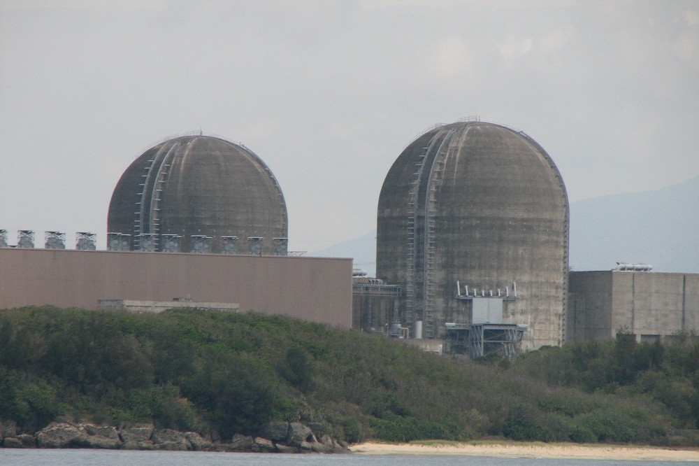未來核電除役，受輻射汙染的設備拆除和解體後，所生產出的大量低階核廢料，只能暫時存放在廠區內無處可去。（核三廠／維基百科）