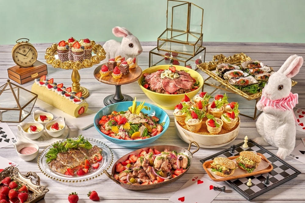 台北六福萬怡酒店「敘日」全日餐廳，即日起推出「甜莓夢境」季節主題餐檯。（六福旅遊集團提供）