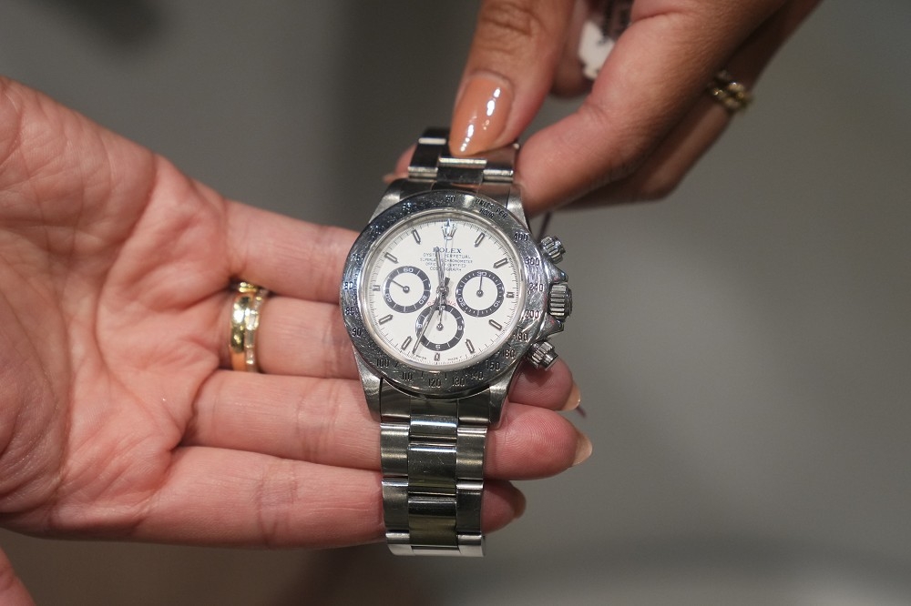 占瑞士高級鐘錶三成銷售的勞力士不調漲美國售價。圖為去年6月蘇富比拍賣會1支勞力士珍藏錶。（美聯社）
