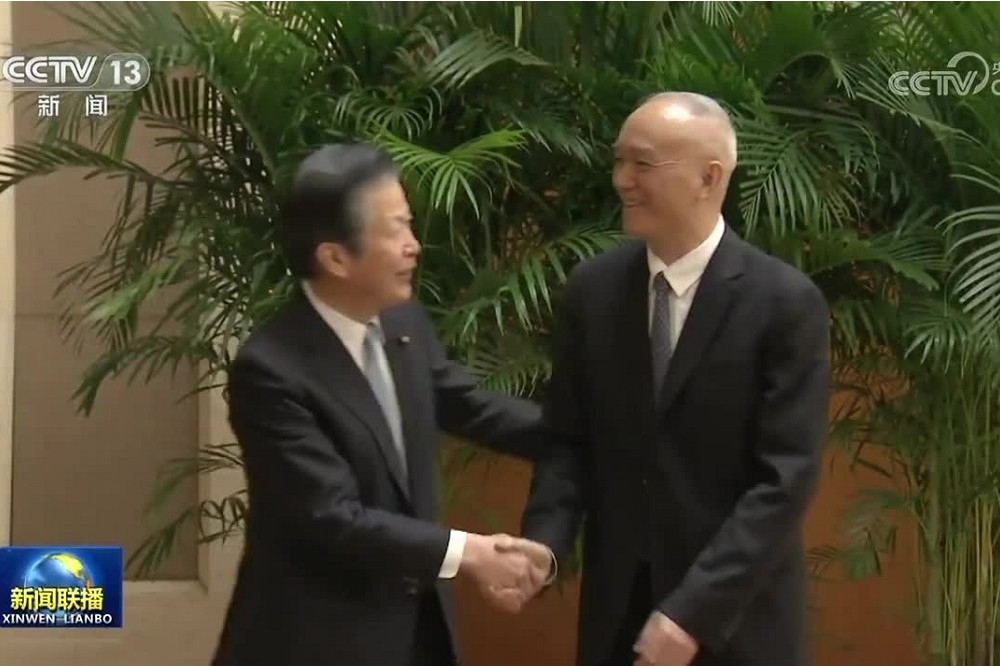 日本公明黨黨首山口那津男（左）與中共中央政治局常委蔡奇會面。 （圖片擷取自CCTV）