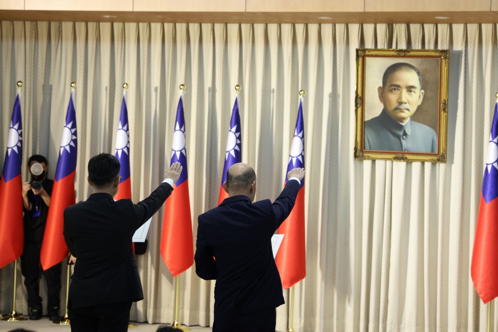 韓國瑜（右）和江啟臣（左）稍早在大法官的政見下正式宣誓就職立法院正副院長。（陳愷巨攝）