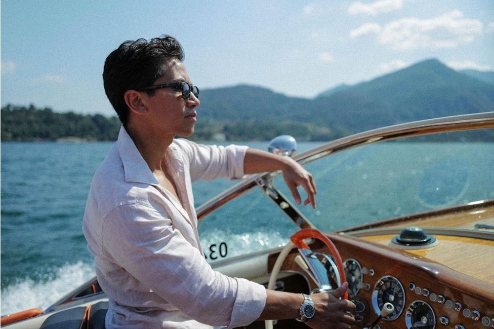 汶萊王子馬丁戴著勞士力駕駛遊艇出海。（取自馬丁王子IG）