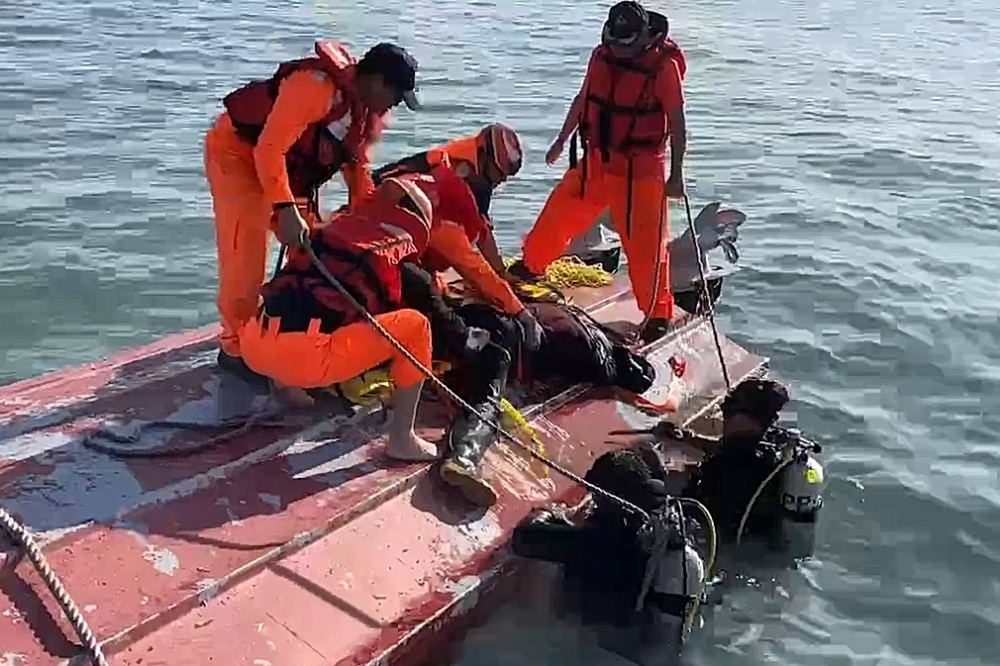 中國籍快艇拒檢逃逸造成4人落海2人死亡，倖存漁民昨反控我國海巡隊頂翻船隻。（資料照片／翻攝畫面）
