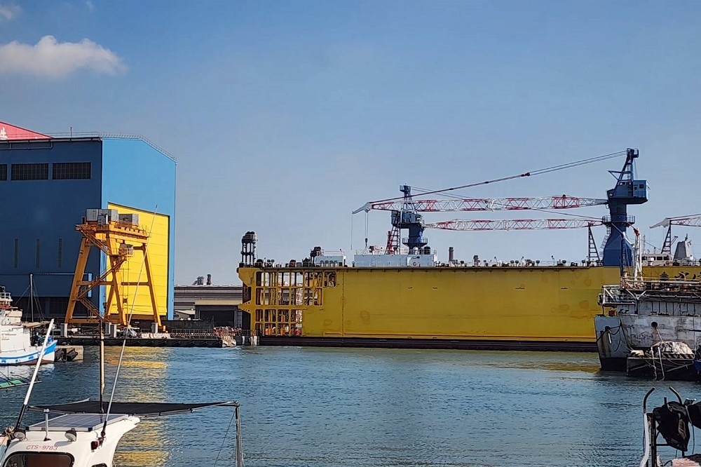 台船向中信造船承租的「中信八號」大型浮塢今天（22日）駛入台船海昌廠前碼頭停靠。（讀者提供）